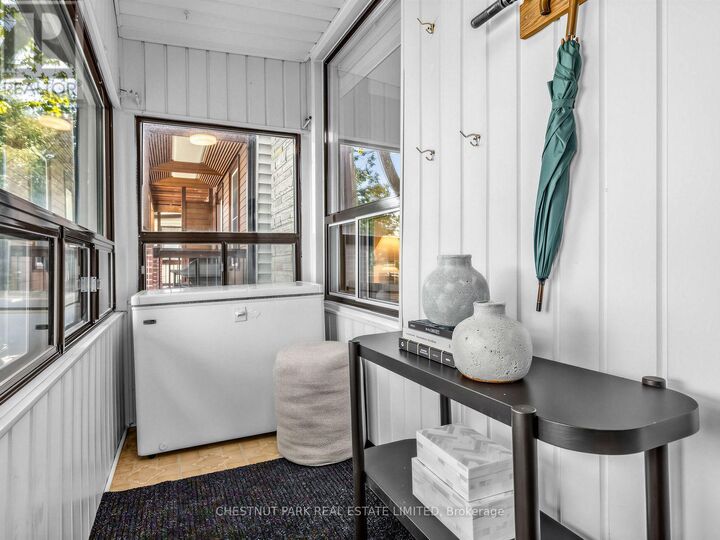 Property Photo:  464 Montrose Avenue  ON M6G 3H1 
