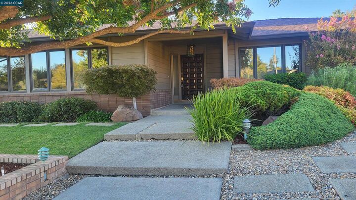 Property Photo:  2548 Casa Grande Ct  CA 94598 