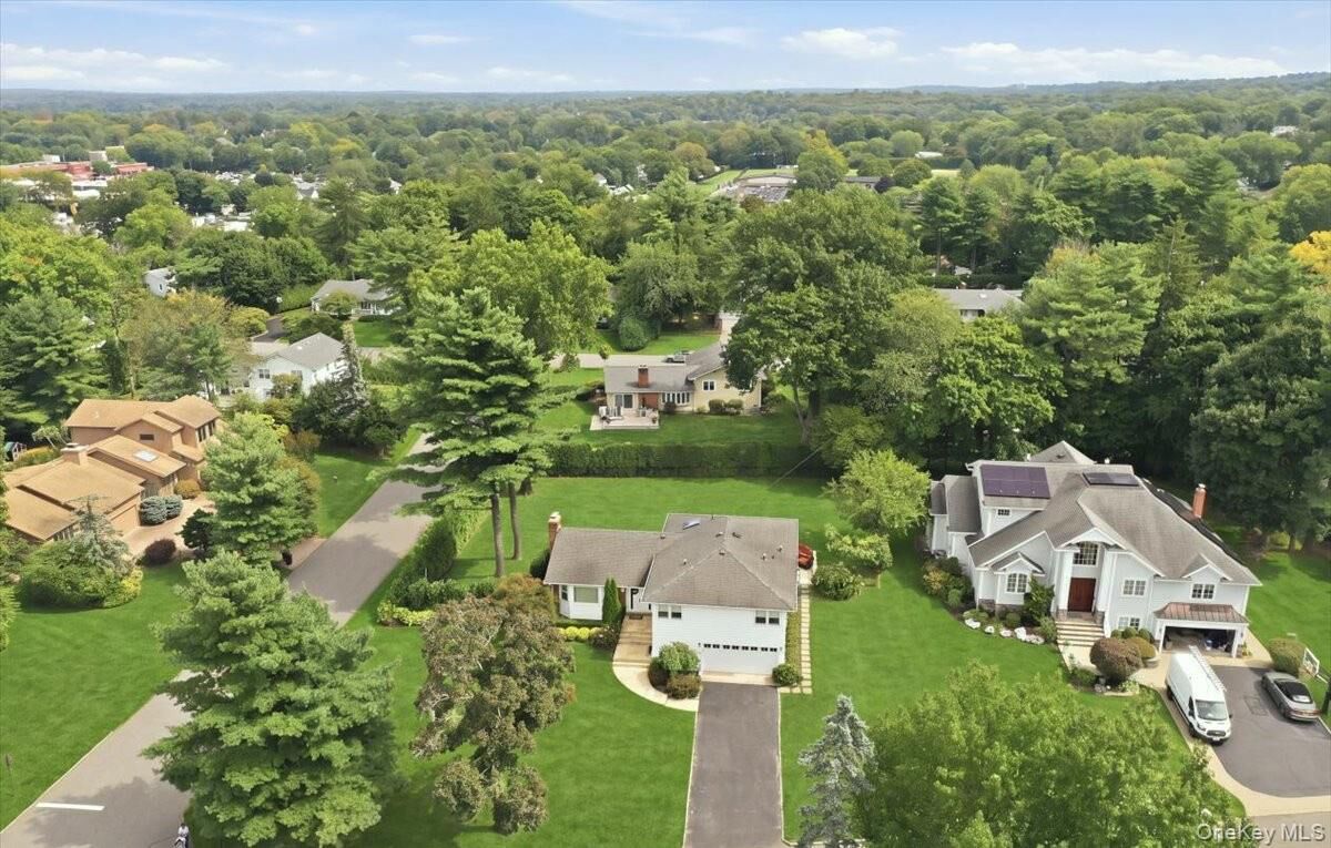 Property Photo:  3 Maplewood Lane  NY 11576 