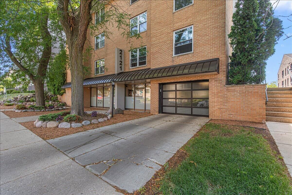 Property Photo: 2121 N Cambridge Ave WI 53202