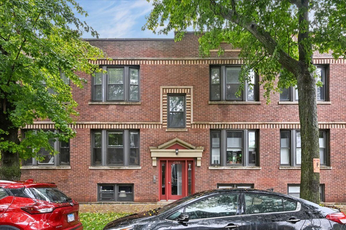 Property Photo:  2920 W Berteau Avenue 2  IL 60618 