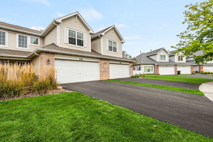 Property Photo: 1693 S Candlestick Way 1693 IL 60085