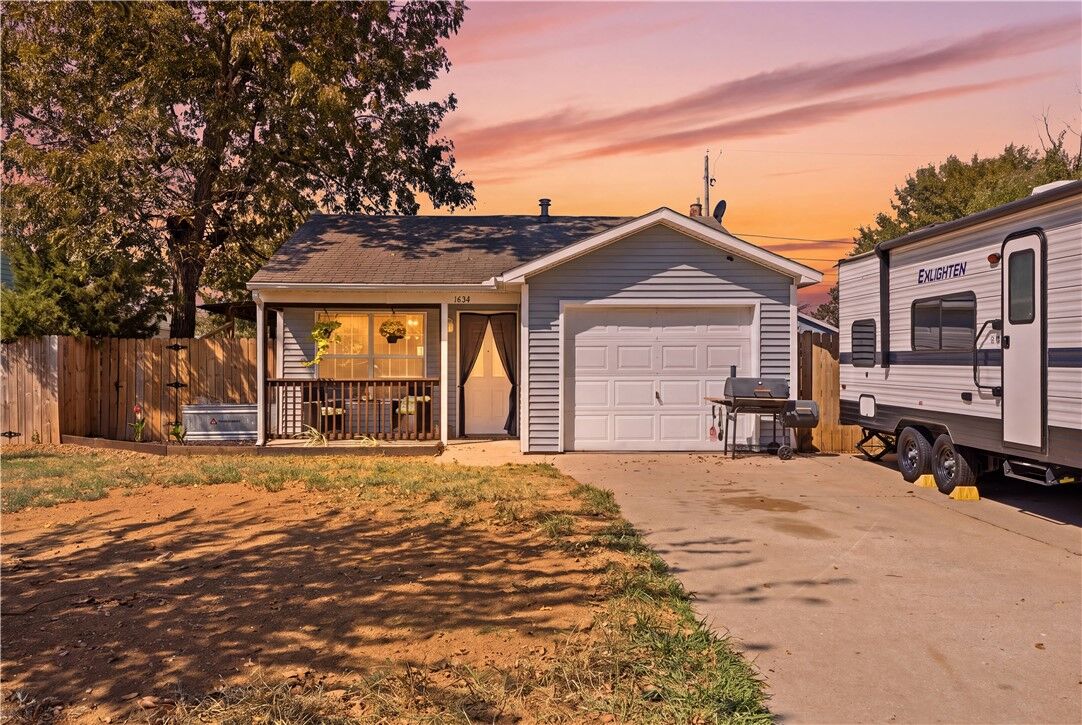 Property Photo:  1434 S B Street  AR 72756 