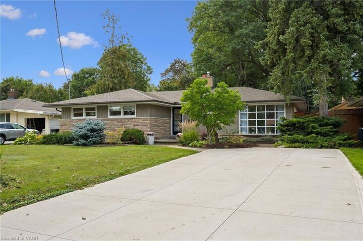 Property Photo:  142 Stonybrook Drive  ON N2M 4L7 