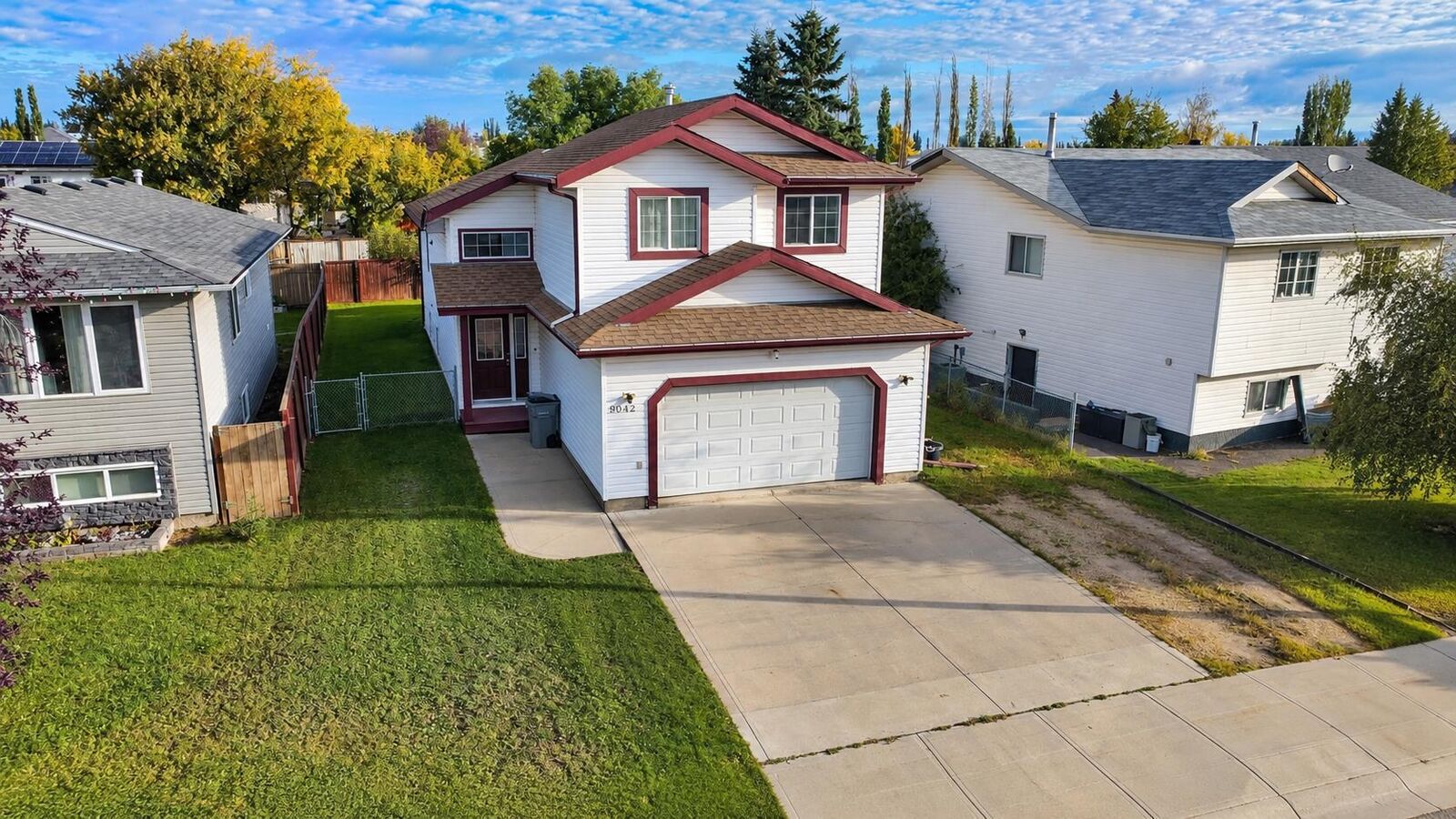 Property Photo:  9042 103 Avenue  AB T8X 1H3 