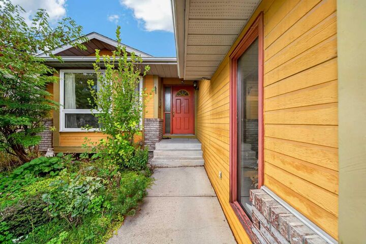 Property Photo:  580 Sunmills Drive SE  AB T2X 3B1 