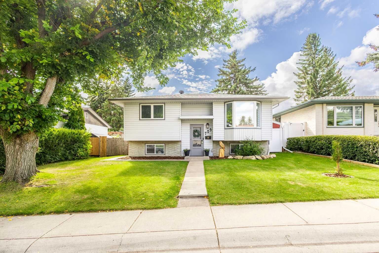 Property Photo:  723 Canfield Place SW  AB T2W 1K7 