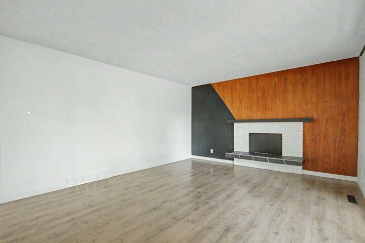 Property Photo:  2015 Palliser Drive SW  AB T2V 3R9 