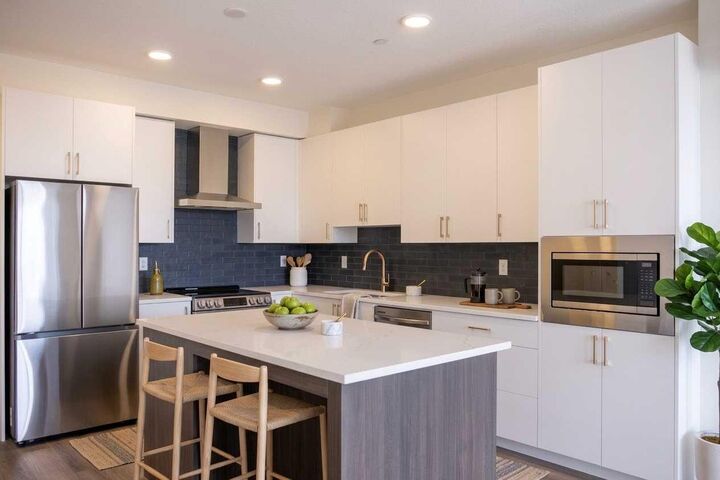 Property Photo:  47 Creekview Gardens SW 1204  AB T2X 6K7 