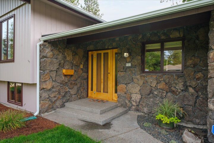 Property Photo:  931 W Regent Ct  WA 99203 