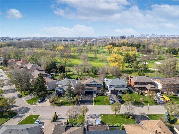 Property Photo:  61 Golfwood Heights  ON M9P 3L8 