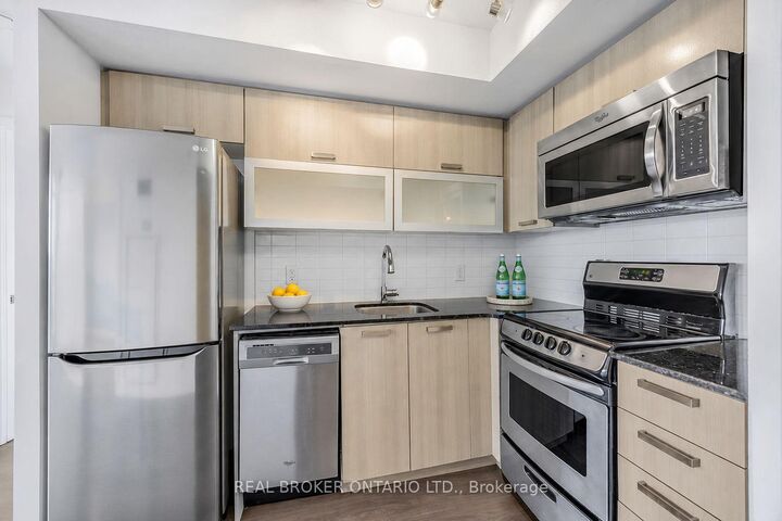 Property Photo: 68 Abell Street 736 ON M6J 0B1