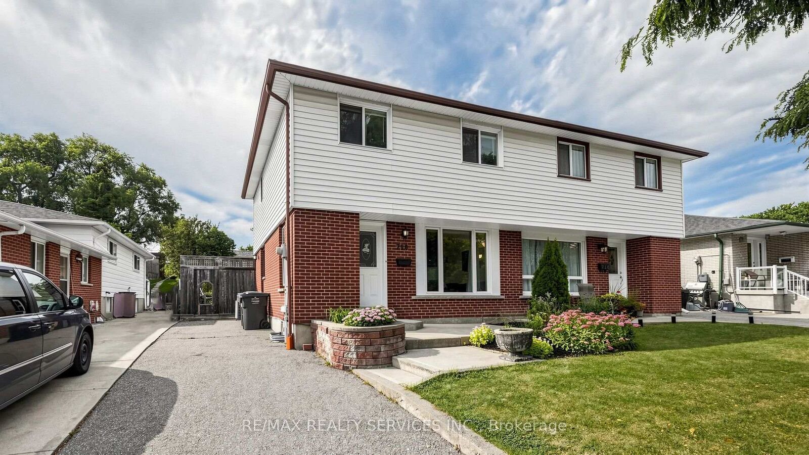 Property Photo:  716 Eaglemount Crescent  ON L5C 1N9 