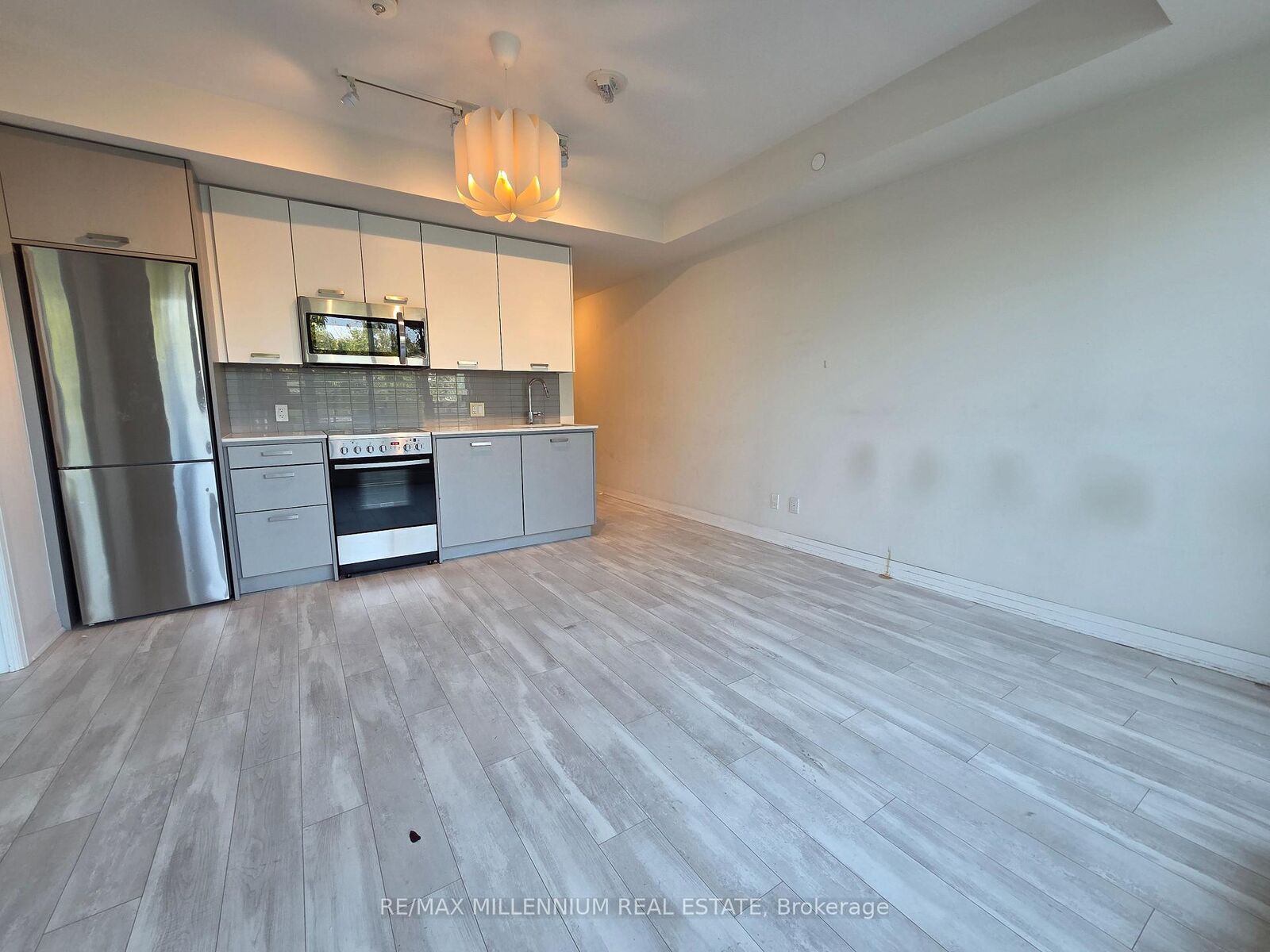 Property Photo:  1630 Queen Street E 608  ON M4L 0B3 
