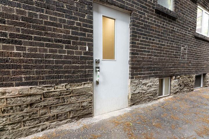 Property Photo:  130 Jane Street D  ON M6S 3Y6 