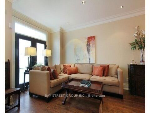 Property Photo:  376 Lippincott Street  ON M5S 2P7 