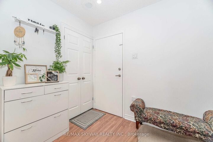 Property Photo:  1615 Bloor Street 1203  ON L4X 1S2 