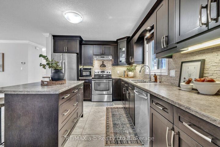Property Photo:  712 Blackacres Boulevard  ON N6G 0J1 