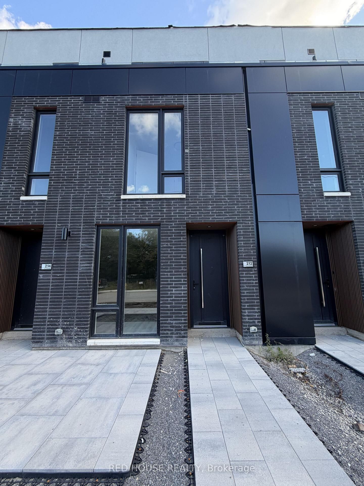 Property Photo:  216 Ellis Avenue  ON L2P 0H2 