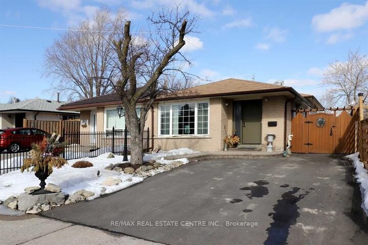 Property Photo:  814 Eaglemount Crescent  ON L5C 1N9 