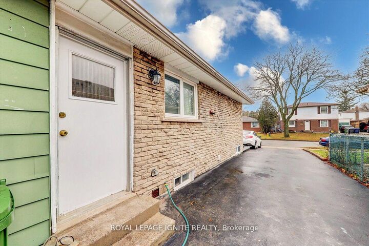 Property Photo:  38 Loradeen Crescent Bsmt  ON M1B 1T8 