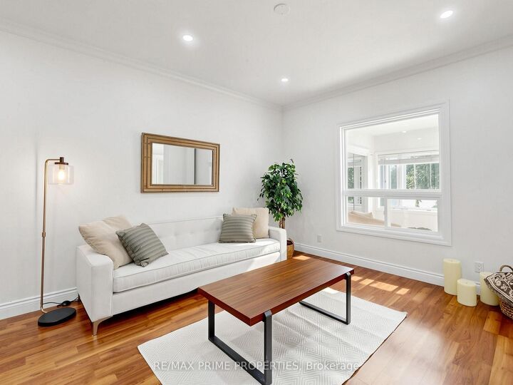 Property Photo:  18 Dentonia Park Avenue S  ON M4C 1W7 