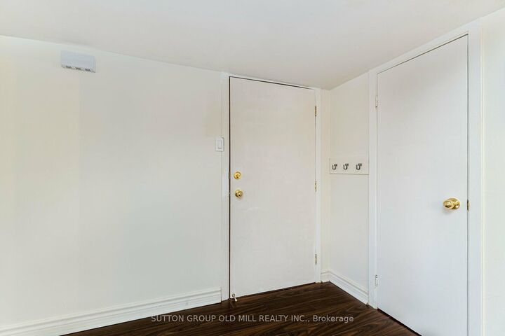 Property Photo:  5 Applefield Drive Lower  ON M1P 3X8 