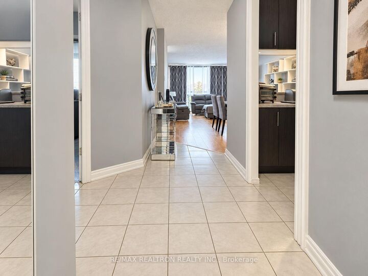 Property Photo:  10 Martha Eaton Way 1411  ON M6M 5B3 