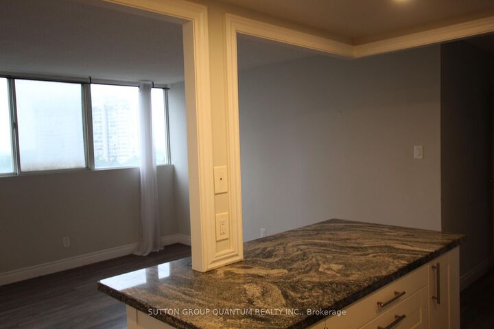 Property Photo:  3700 Kaneff Crescent 808  ON L5A 4B8 