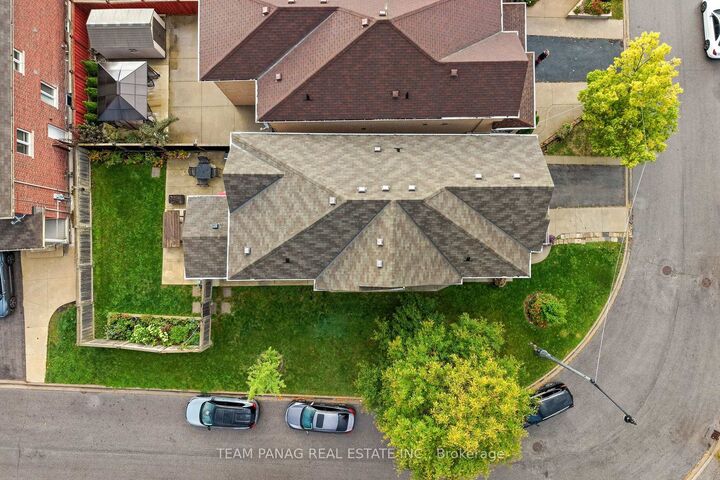 Property Photo:  20 Mission Ridge Trail  ON L6P 3A2 