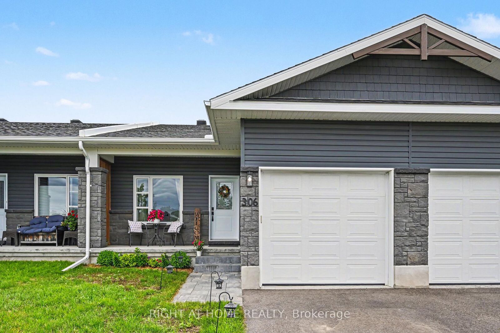 Property Photo:  306 Forestview Crescent  ON K7V 0C4 