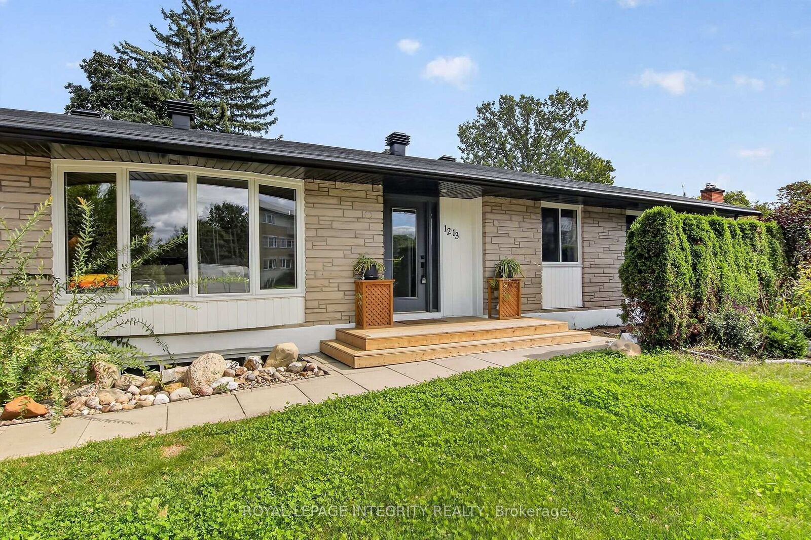 Property Photo:  1213 McWatters Road  ON K2C 3E7 