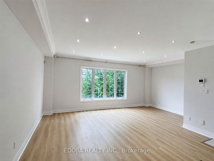 Property Photo:  215 16th Avenue 14  ON L4C 0T8 