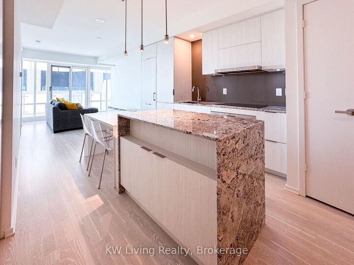 Property Photo:  1 Bloor Street E 6107  ON M4W 0A8 
