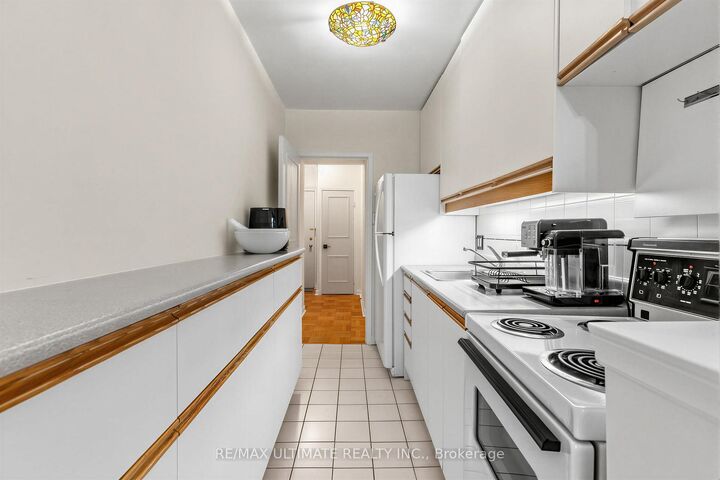 Property Photo:  2 Ridelle Avenue 408  ON M6B 1H4 