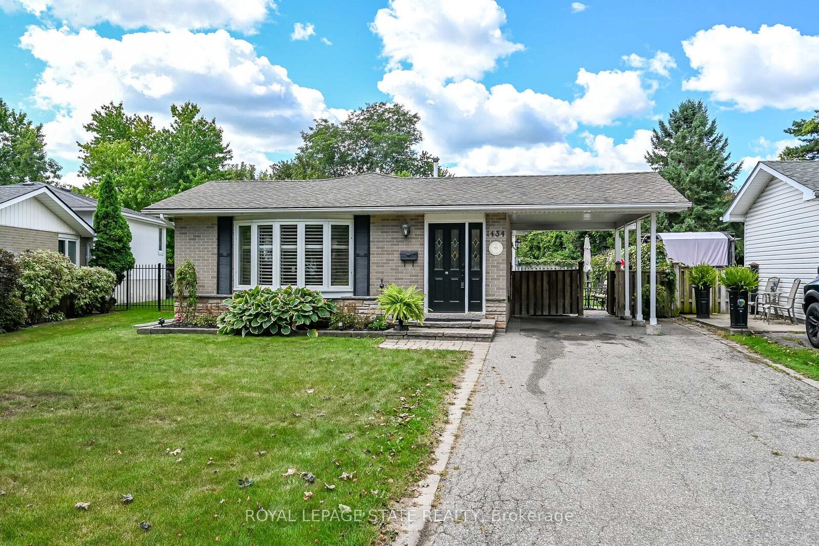 Property Photo:  1434 Dewbourne Crescent  ON L7M 1E7 