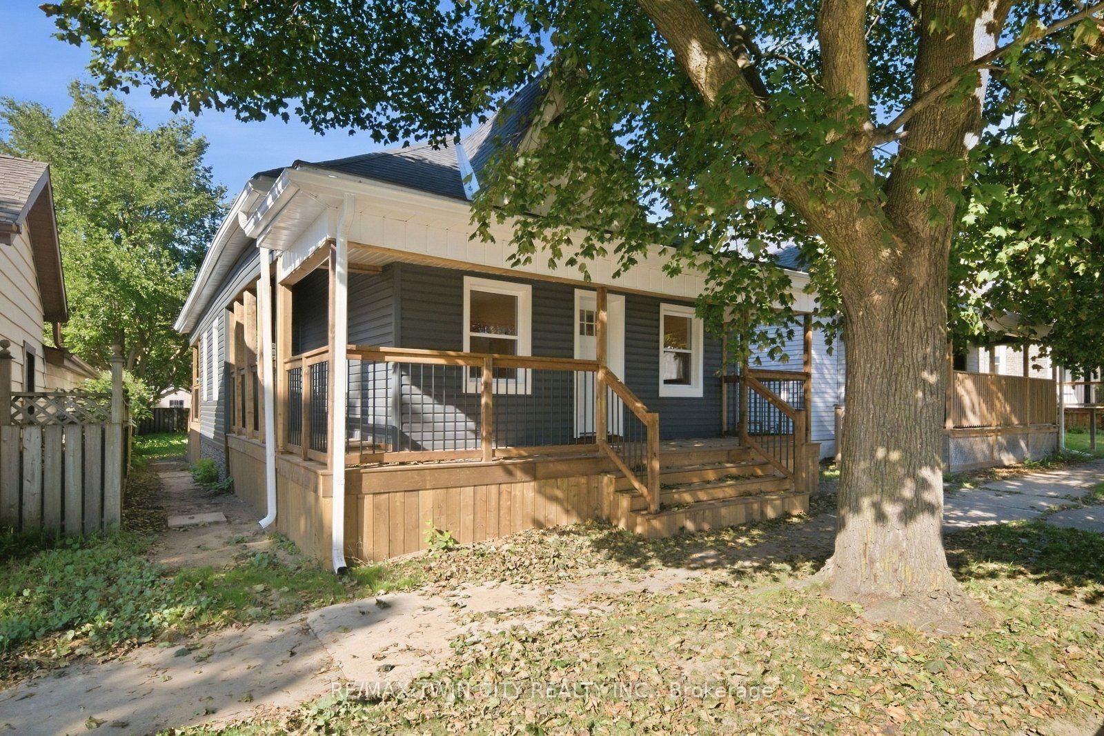 Property Photo:  140 Pearl Street  ON N3T 3P4 