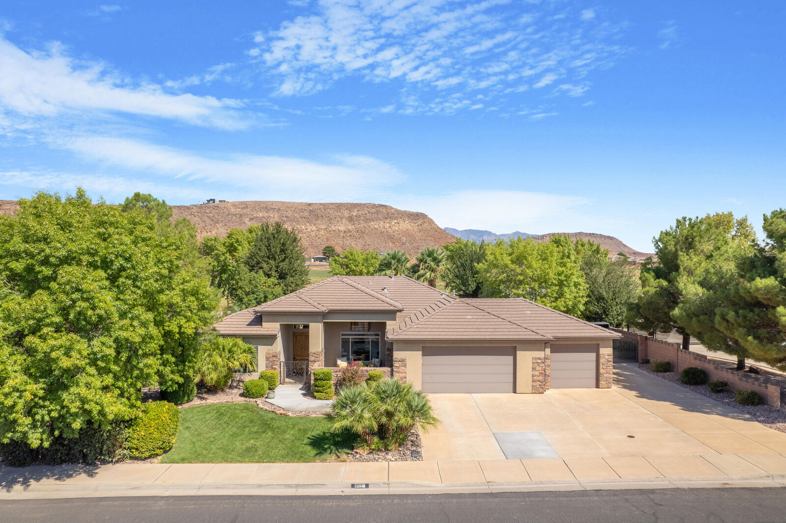 Property Photo:  655 E Lost Ridge Dr  UT 84780 