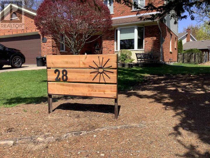 Photo de la propriété:  28 Dixon Crescent  ON L3C 6P4 