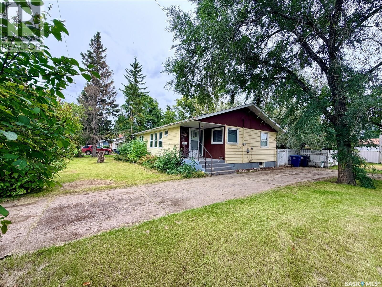 Property Photo: 6011 5th Street W SK S0K 2H0
