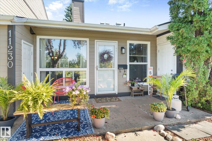 Property Photo:  11230 18 Avenue NW  AB T6J 4T9 