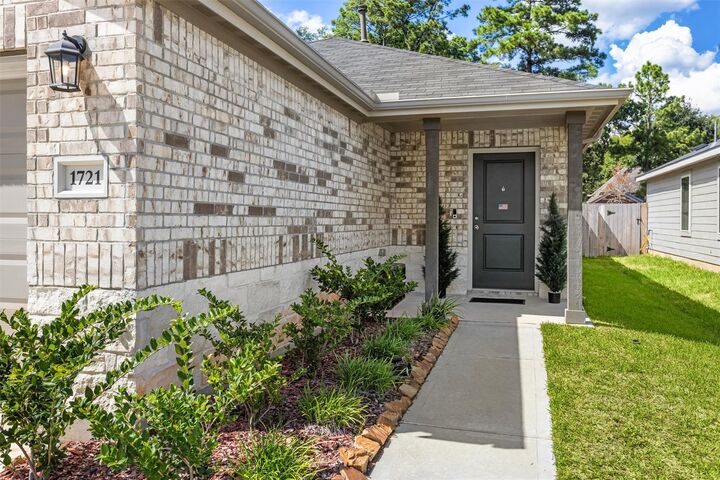 Property Photo:  1721 Lofty Cedar Court  TX 77301 
