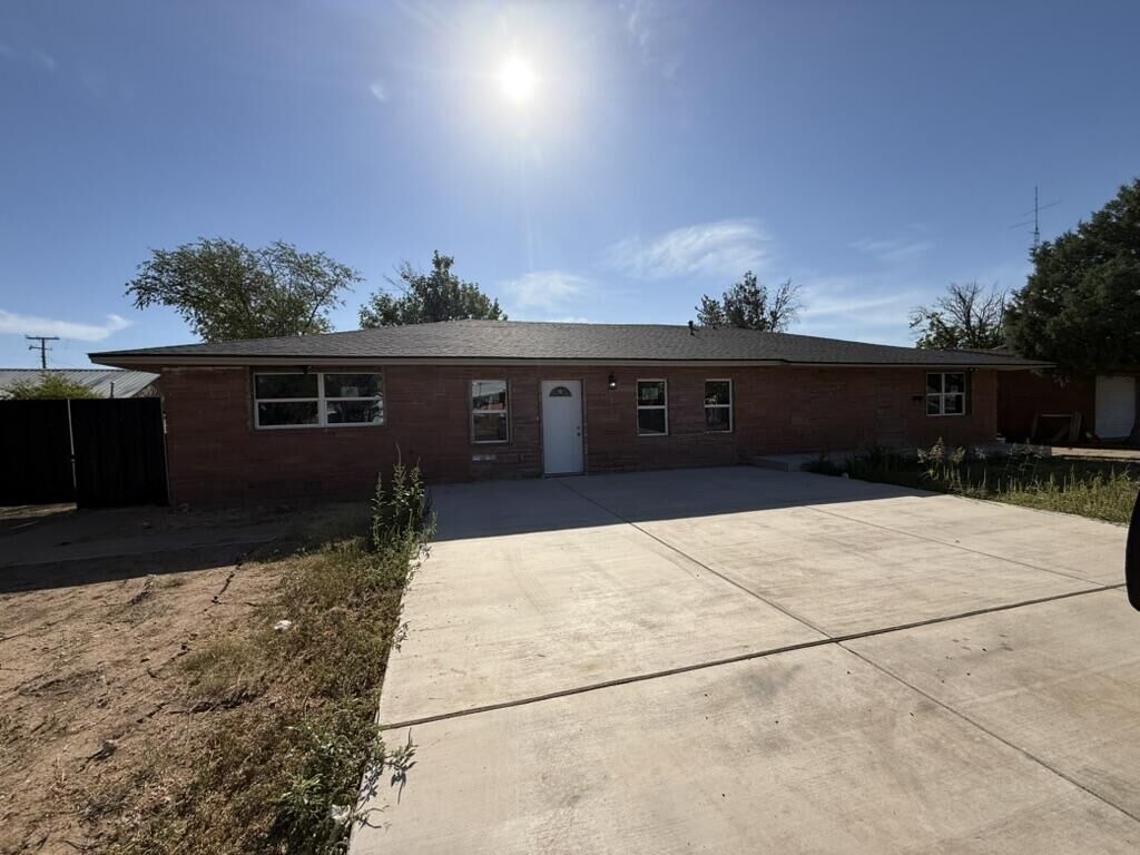 Property Photo:  520 N El Paso Avenue  TX 79088 
