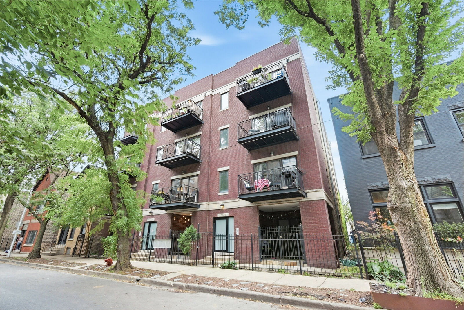 Property Photo:  524 N Hermitage Avenue 2  IL 60622 