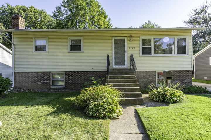 Property Photo: 2109 W Pacific Avenue IL 60085
