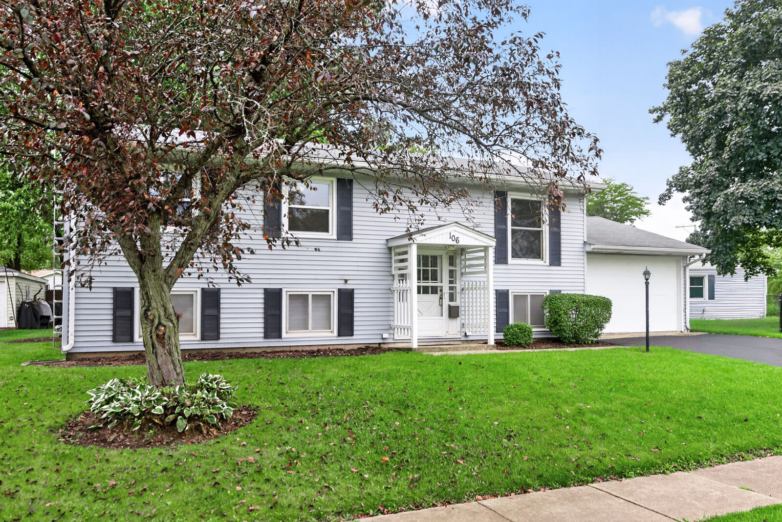 Property Photo:  106 E Dresser Road  IL 60115 