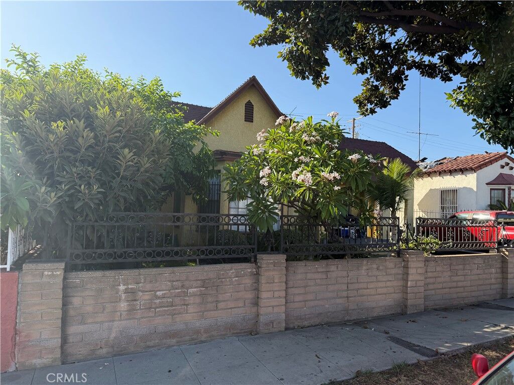 Property Photo: 955 S Hillview CA 90022