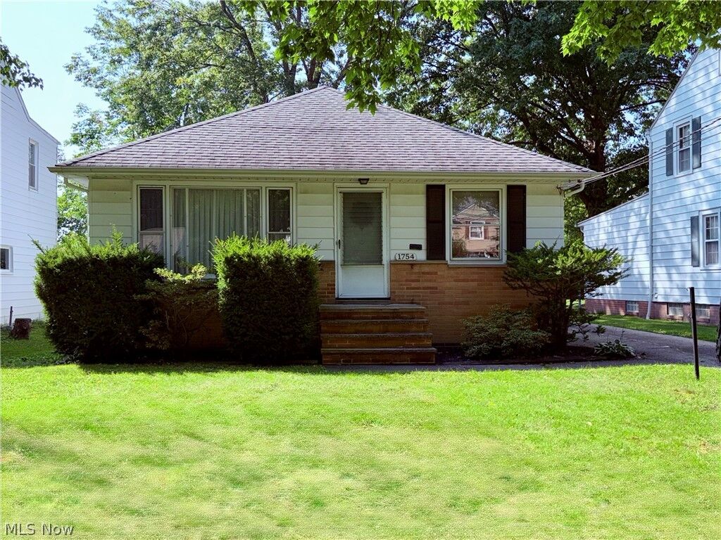 Property Photo:  1754 Sunview Road  OH 44124 