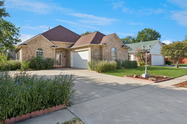 Property Photo: 1727 Ridgecrest Drive TX 76033