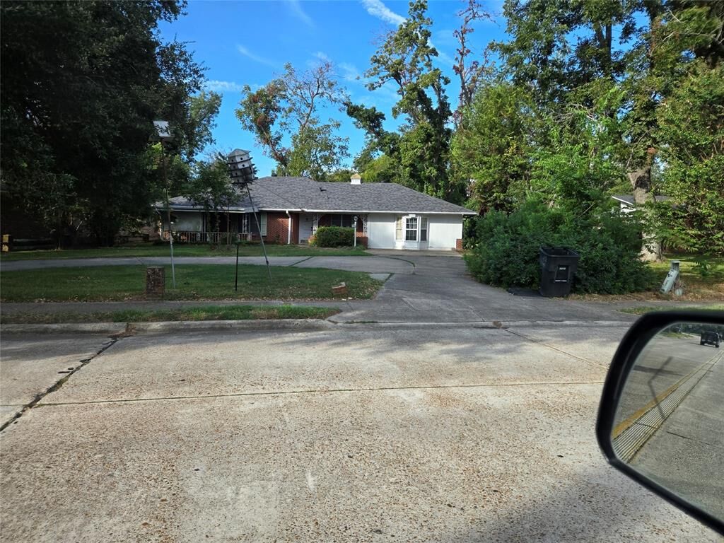 Property Photo: 1208 E Kings Highway LA 71105
